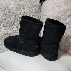 UGG boots size 7 color black good condition